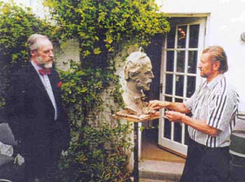 Валентин Зноба (1926) - Валентин Зноба за работой над скульптурным портретом. 1997 г. Эдинбург, Великобритания.